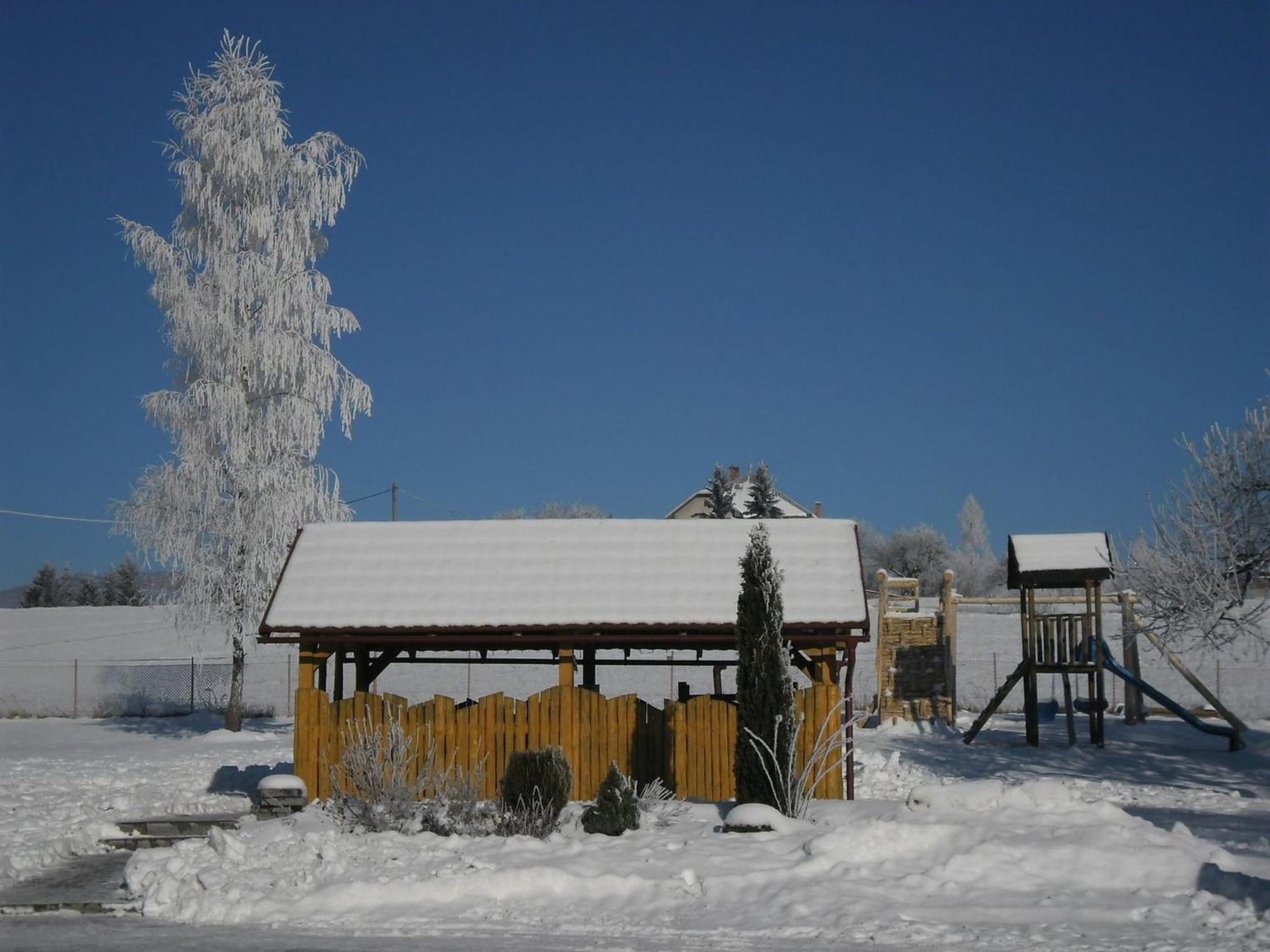 Red Deer Hotel Брезно Экстерьер фото