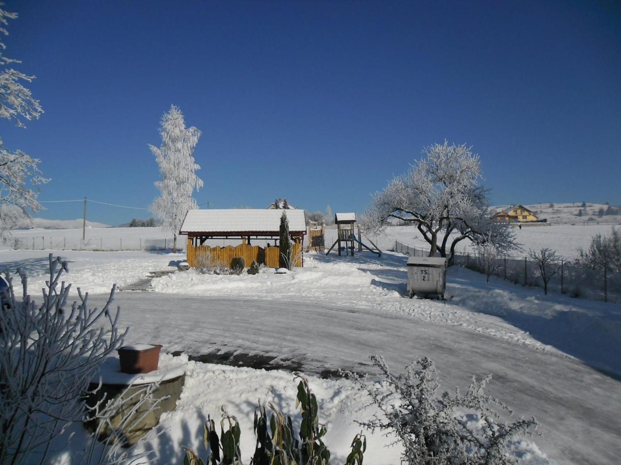Red Deer Hotel Брезно Экстерьер фото