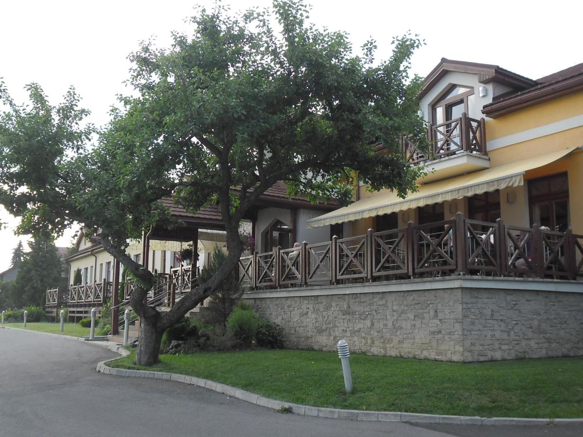 Red Deer Hotel Брезно Экстерьер фото