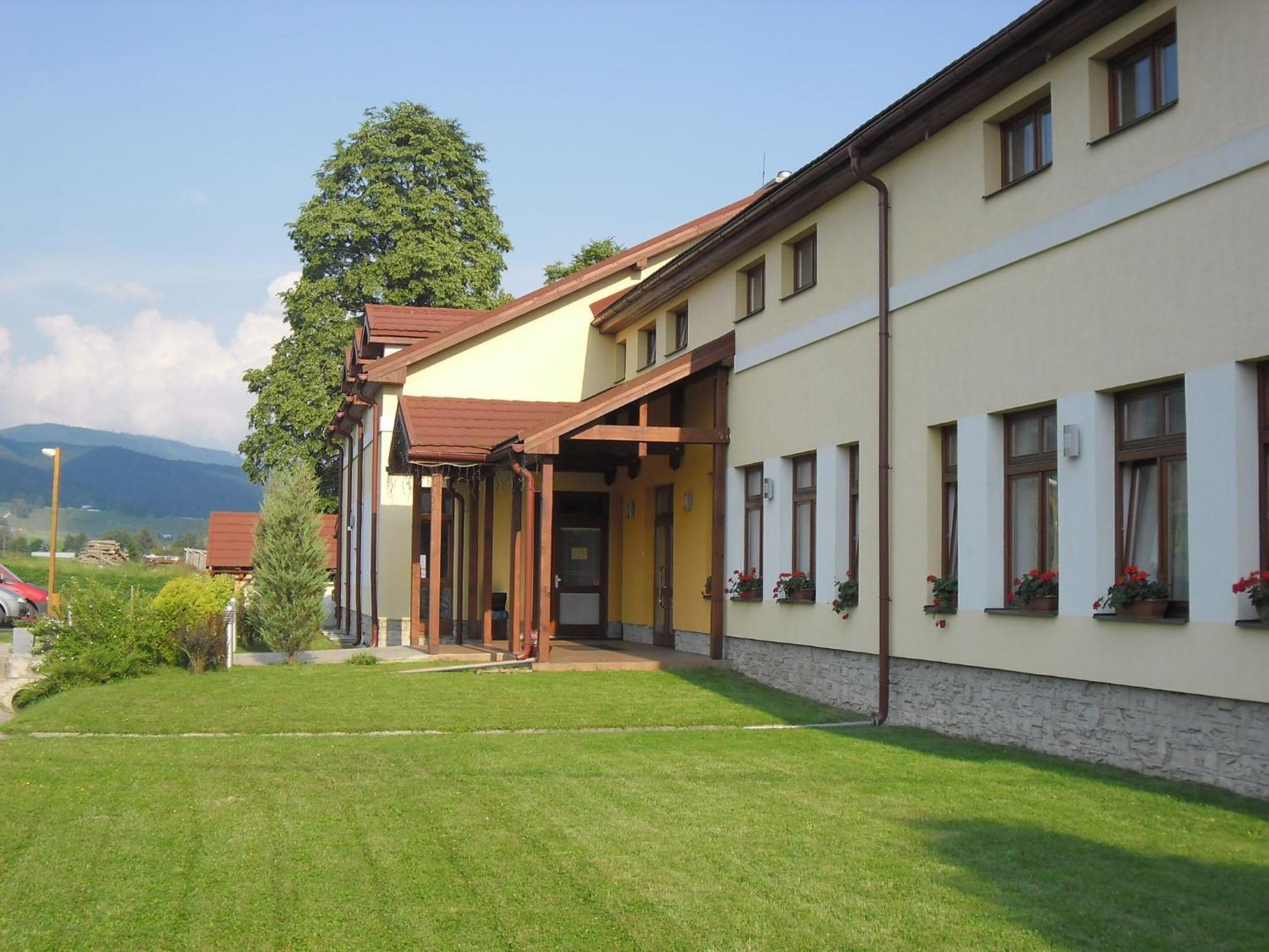 Red Deer Hotel Брезно Экстерьер фото