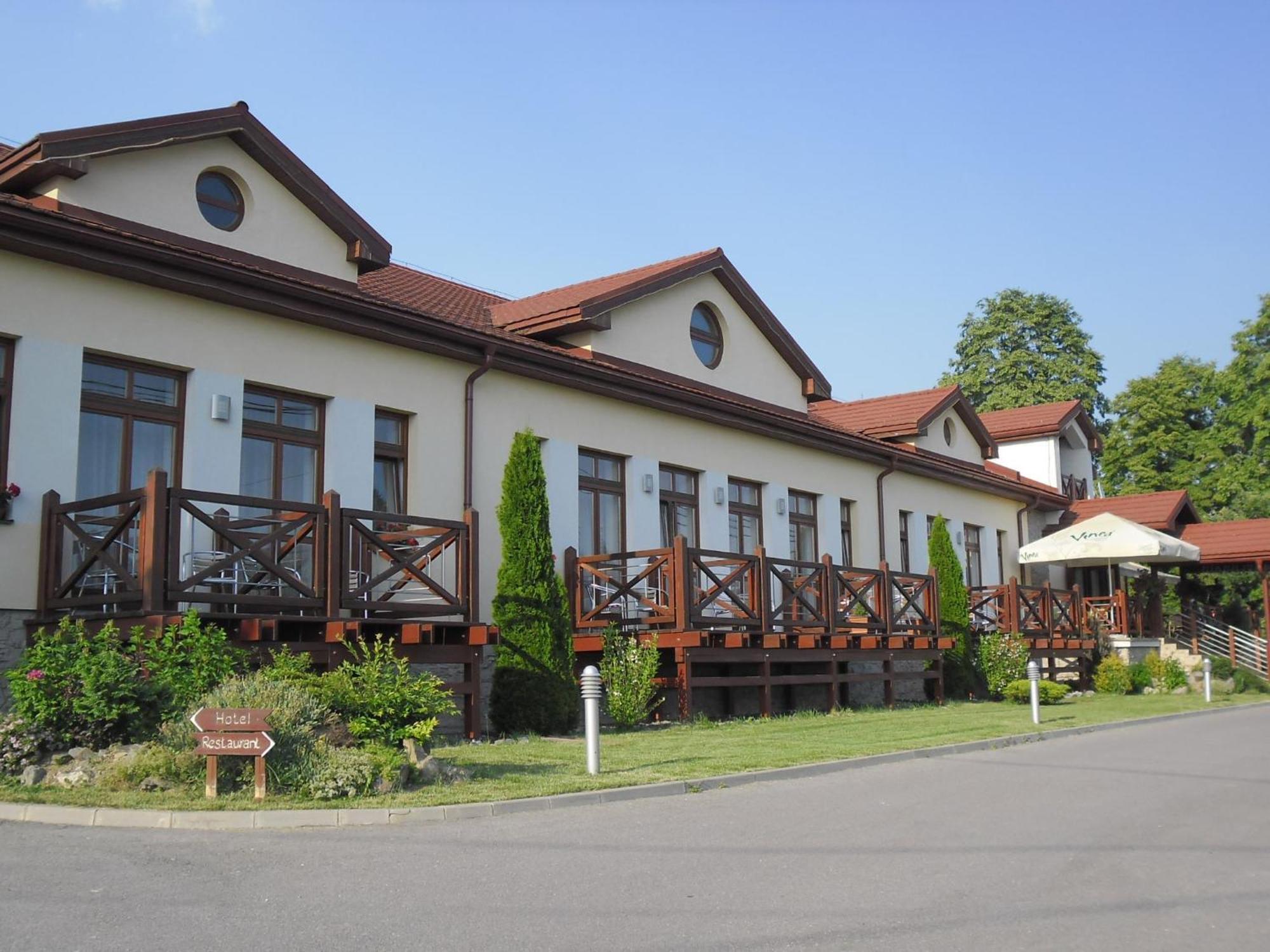 Red Deer Hotel Брезно Экстерьер фото