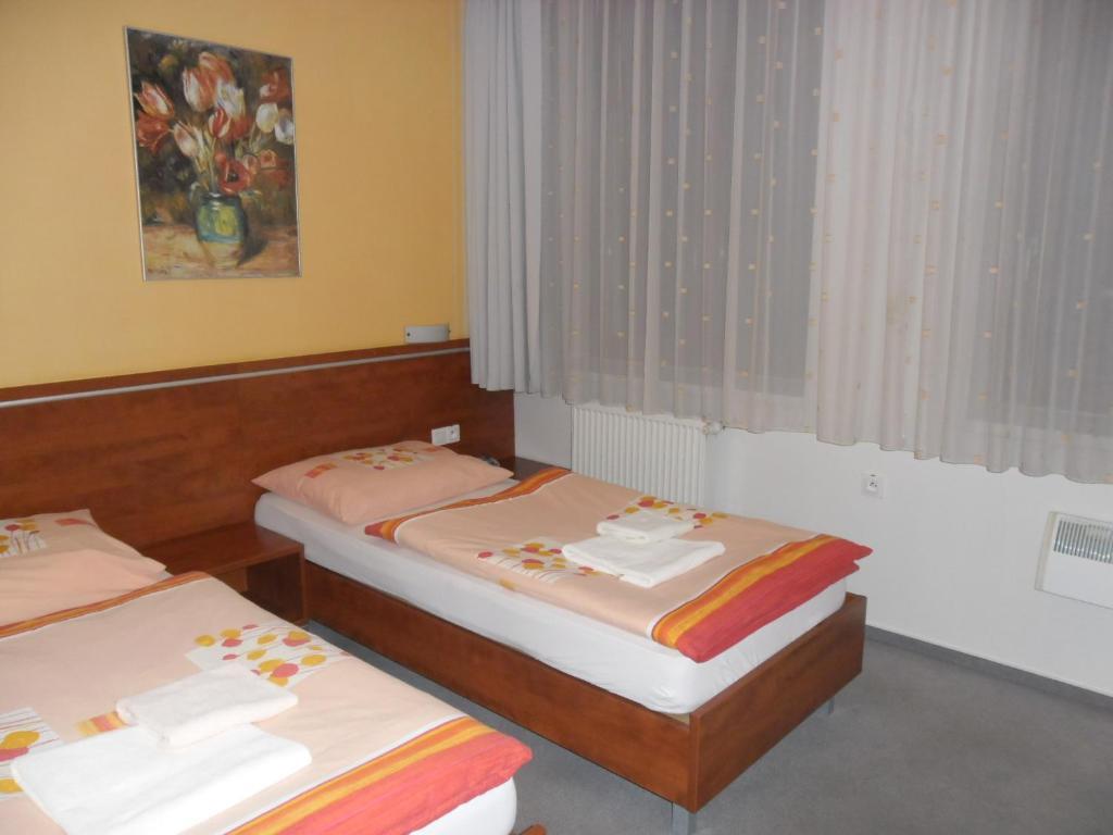 Red Deer Hotel Брезно Номер фото